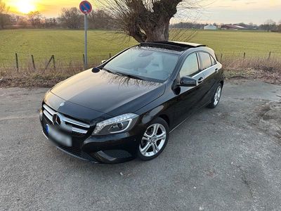 Gebraucht Mercedes A180 122 PS (89 kW) 2015 Schwarz Limousine