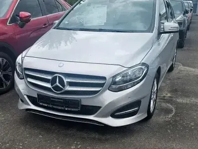 Gebraucht Mercedes B180 122 PS (89 kW) 2015 Silber Kleinwagen