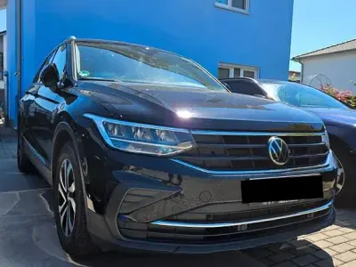 Gebraucht VW Tiguan Active 150 PS (110 kW) 2021 Schwarz SUV