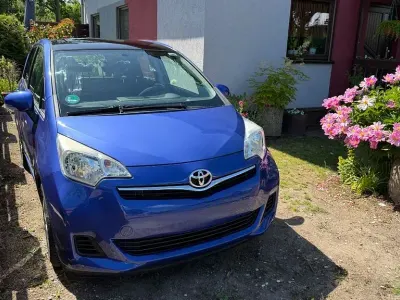 Gebraucht Toyota Verso-S Life 99 PS (72 kW) 2012 Blau Van / Kleinbus