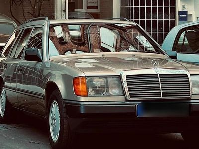 Second-hand Mercedes E300 180 CP (132 kW) 1988 Auriu Break