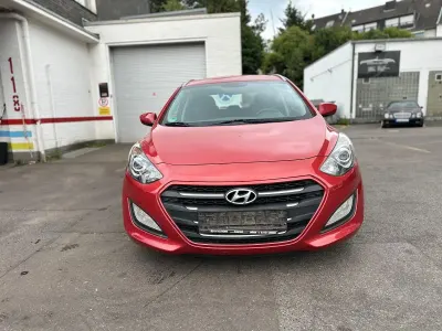 Gebraucht Hyundai i30 Passion 110 PS (80 kW) 2015 Rot Limousine