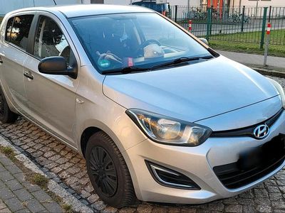 Gebraucht Hyundai i20 83 PS (61 kW) 2014 Silber Kleinwagen