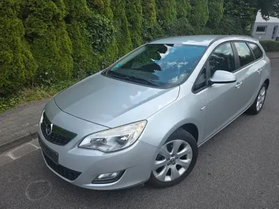 Gebraucht Opel Astra 101 PS (74 kW) 2012 Silber Kombi