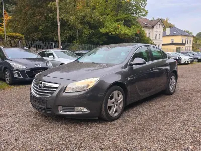 Używany Opel Insignia Edition 131 KM (96 kW) 2011 Złoty Sedan/Limuzyna