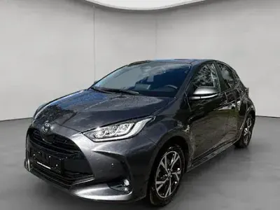 Neu Toyota Yaris Hybrid 116 PS (85 kW) 2025 Grau Limousine