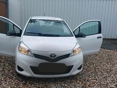 Gebraucht Toyota Yaris 69 PS (50 kW) 2013 Weiß Kleinwagen