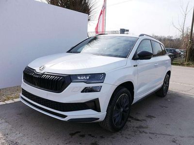 Neu Skoda Karoq SportLine 190 PS (139 kW) 2026 Moonweiß perleffekt SUV