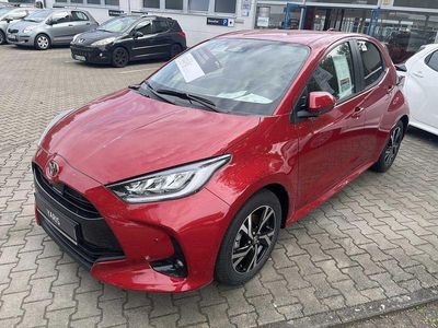Karminarot metallic Gebraucht 2024 Toyota Yaris Hybrid Team Limousine | 26.950 € (Teuer)