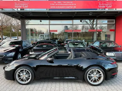 Gebraucht Porsche 911 Carrera 4 385 PS (283 kW) 2023 Schwarz (tiefschwarz) Cabrio
