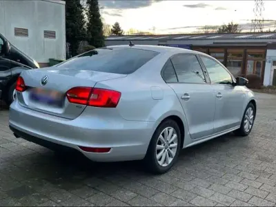 Gebraucht VW Jetta 105 PS (77 kW) 2012 Silber Limousine