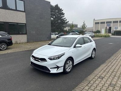 Weiss Gebraucht 2024 Kia Ceed Vision Kleinwagen | 18.990 € (Guter Preis)