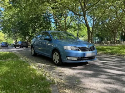 Używany Skoda Rapid Ambition 105 KM (77 kW) 2013 Niebieski Hatchback