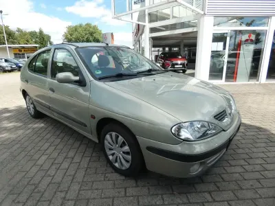 Gebraucht Renault Mégane 95 PS (69 kW) 2001 Silber Limousine