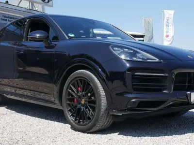 Gebraucht Porsche Cayenne GTS 460 PS (338 kW) 2022 Tiefschwarzmetallic SUV