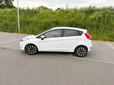 Gebraucht Ford Fiesta Trend 60 PS (44 kW) 2011 Weiß Limousine