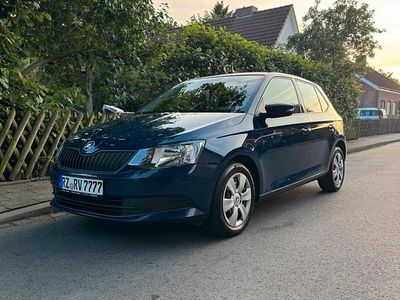 Blau Gebraucht 2015 Skoda Fabia Kleinwagen | 4.099 €