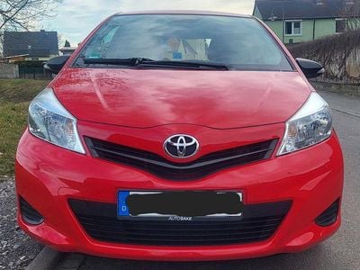 Gebraucht Toyota Yaris 69 PS (50 kW) 2014 Rot Kleinwagen