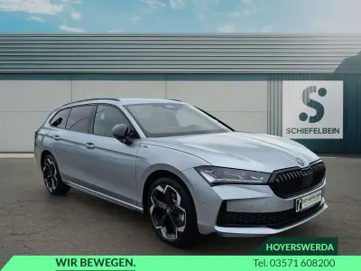 Neu Skoda Superb SportLine 150 PS (110 kW) 2026 Pebble silber metallic Kombi