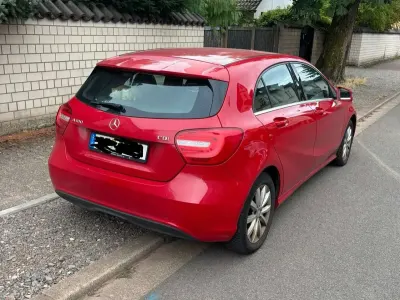 Gebraucht Mercedes A180 109 PS (80 kW) 2012 Rot Kleinwagen