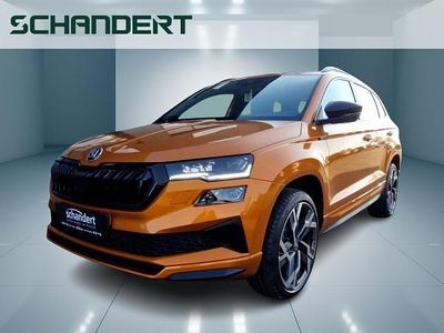 Neu Skoda Karoq SportLine 150 PS (110 kW) 2025 Orange (phönix orange metallic) SUV