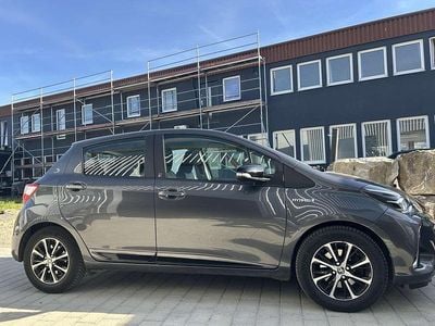 Gebraucht Toyota Yaris Hybrid 75 PS (55 kW) 2018 Braun Limousine