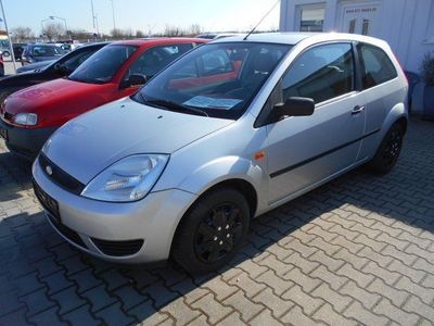 Gebraucht Ford Fiesta Ambiente 60 PS (44 kW) 2003 Silber metallic Kleinwagen
