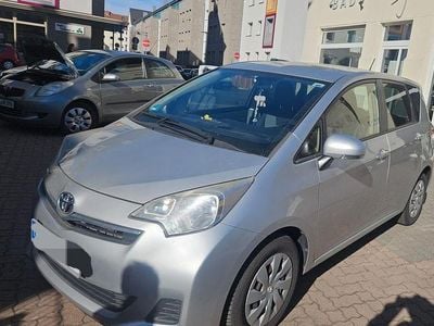 Gebraucht Toyota Verso-S 99 PS (72 kW) 2014 Silber Van / Kleinbus
