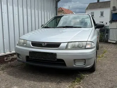 Używany Mazda 323 73 KM (53 kW) 2000 Srebrny Sedan/Limuzyna