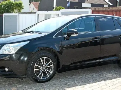 Gebraucht Toyota Avensis Edition 126 PS (92 kW) 2011 Schwarz Kombi