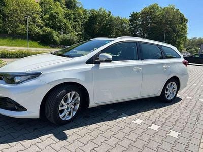 Gebraucht Toyota Auris Touring Sports Design 111 PS (81 kW) 2016 Weiß Kombi