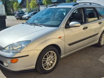Używany Ford Focus Ghia 101 KM (74 kW) 2000 Srebrny Kombi