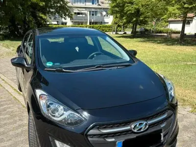 Gebraucht Hyundai i30 Classic 101 PS (74 kW) 2016 Schwarz Limousine