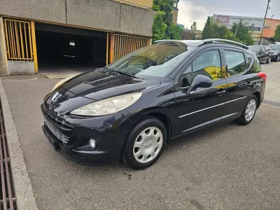 Gebraucht Peugeot 207 Tendance 73 PS (53 kW) 2013 Schwarz obsidien/metalli Kombi
