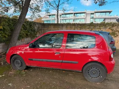 Używany Renault Clio II Campus 58 KM (42 kW) 2011 Czerwony Hatchback