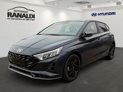 Neu Hyundai i20 Blackline 90 PS (66 kW) 2026 Met (grau Limousine