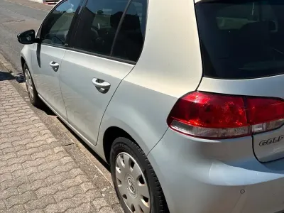 Gebraucht VW Golf VI 105 PS (77 kW) 2012 Silber Kleinwagen