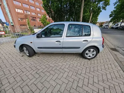 Używany Renault Clio II Expression 58 KM (42 kW) 2002 Sedan/Limuzyna