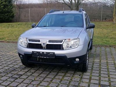 Platingrau Gebraucht 2010 Dacia Duster Lauréate SUV | 5.800 € (Fairer Preis)