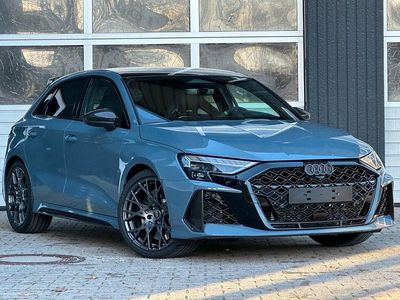 Neu Audi RS3 Sport 400 PS (294 kW) 2025 Kemoragrau metallic Limousine