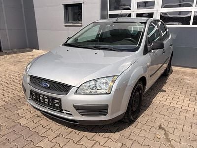 Używany Ford Focus 101 KM (74 kW) 2005 Srebrny Sedan/Limuzyna