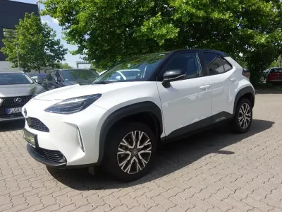 Gebraucht Toyota Yaris Hybrid 116 PS (85 kW) 2023 Platinum white pearl mc. (089)/ black mi (metallic) SUV