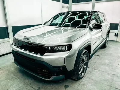Neu Jeep Compass Altitude 145 PS (106 kW) 2026 Grau dach schwarz SUV