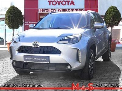 Shimmering silver metallic Gebraucht 2024 Toyota Yaris Hybrid Plus | 28.900 € (Etwas zu teuer)