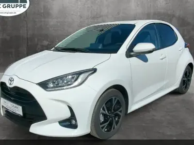 Neu Toyota Yaris Hybrid Connect Style 117 PS (86 kW) 2025 Weiss Kleinwagen