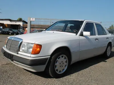 Gebraucht Mercedes 200 118 PS (86 kW) 1992 Weiß Limousine