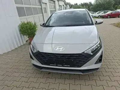 Gebraucht Hyundai i20 Pure 84 PS (61 kW) 2024 Lumen grey / mic Kleinwagen