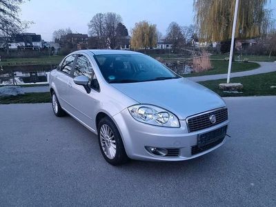 Usado Fiat Linea 77 HP (56 kW) 2007 Prateado Sedan