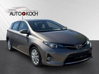 Second-hand Toyota Auris Life+ 99 CP (72 kW) 2013 Maro Berlinǎ