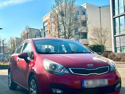 gebraucht Kia Rio EZ2014 in Limousine rot